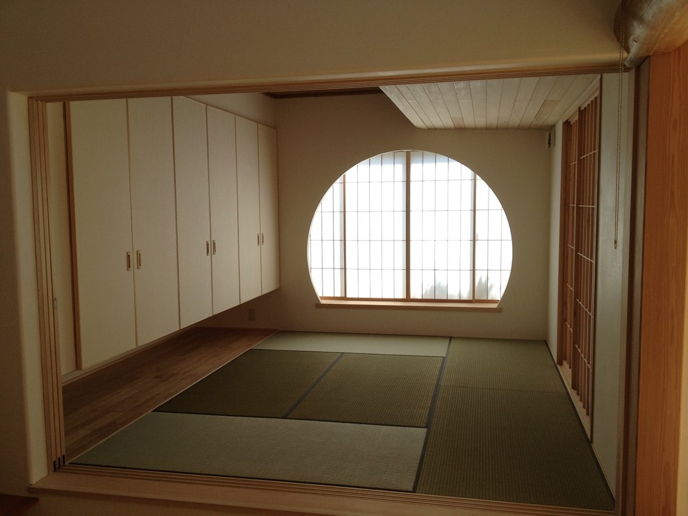 Asiatisk inredning av ett litet allrum med öppen planlösning, med vita väggar och tatamigolv