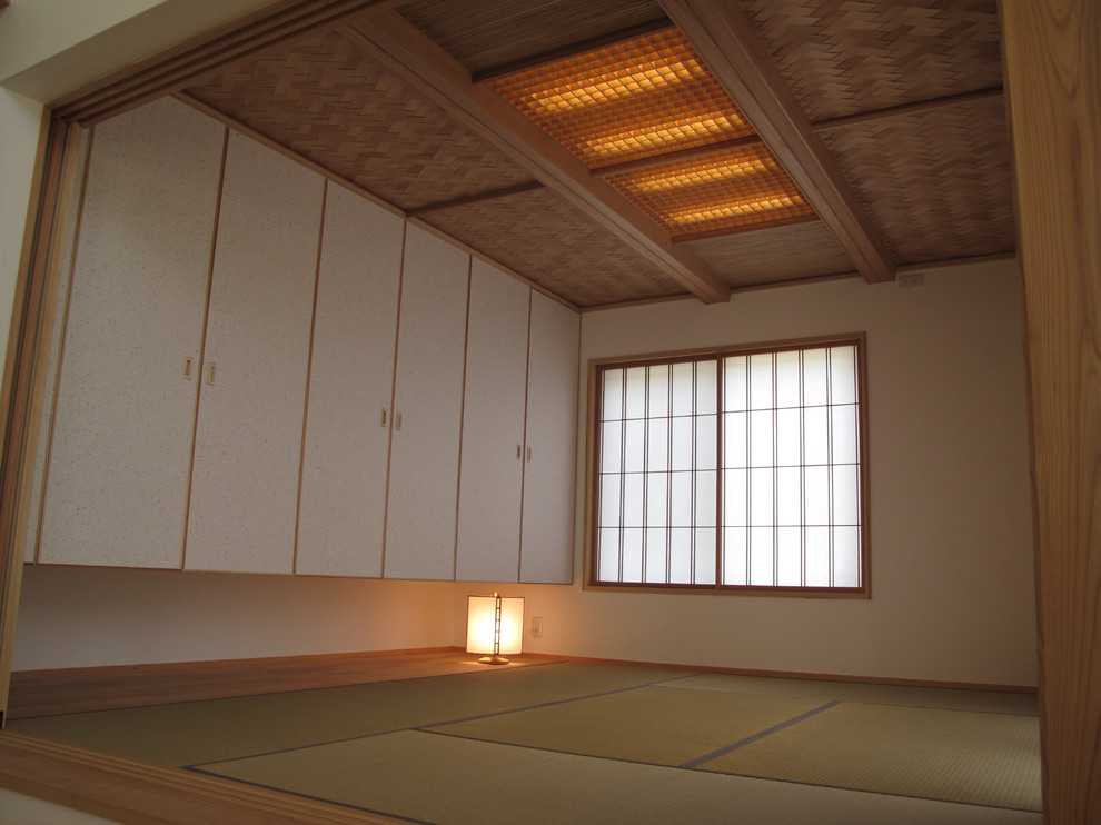 Foto di un soggiorno etnico di medie dimensioni e aperto con pareti bianche e pavimento in tatami