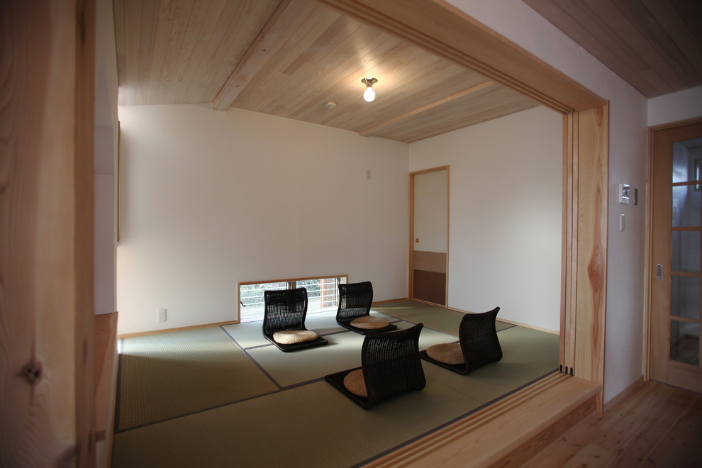 Réalisation d'une petite salle de séjour asiatique ouverte avec un mur blanc et un sol de tatami.