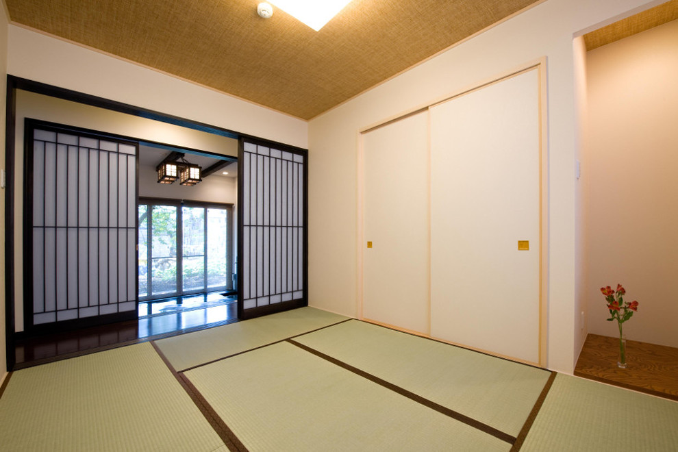 Immagine di un soggiorno etnico con pavimento in tatami