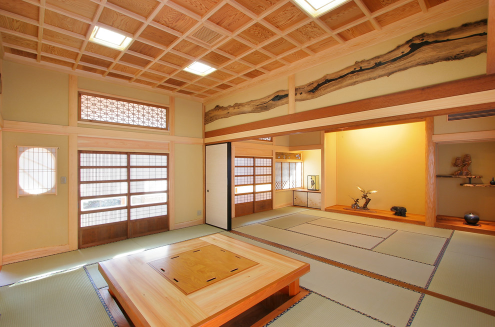 Cette image montre une salle de séjour asiatique avec un mur marron, un sol de tatami et un sol vert.