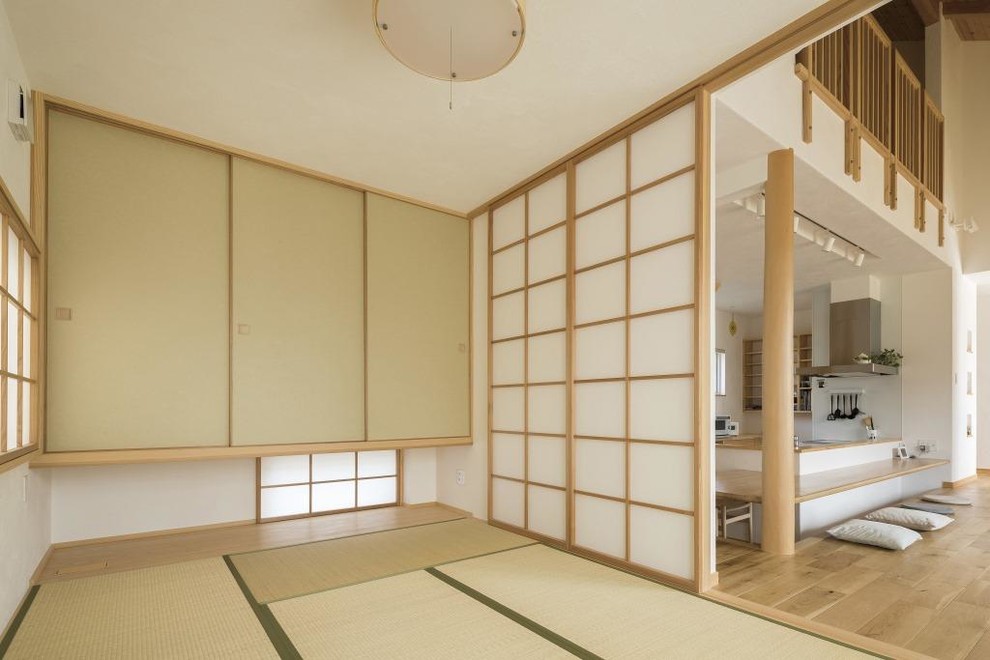 Ispirazione per un soggiorno etnico con pareti bianche, pavimento in tatami, nessun camino, nessuna TV e pavimento verde