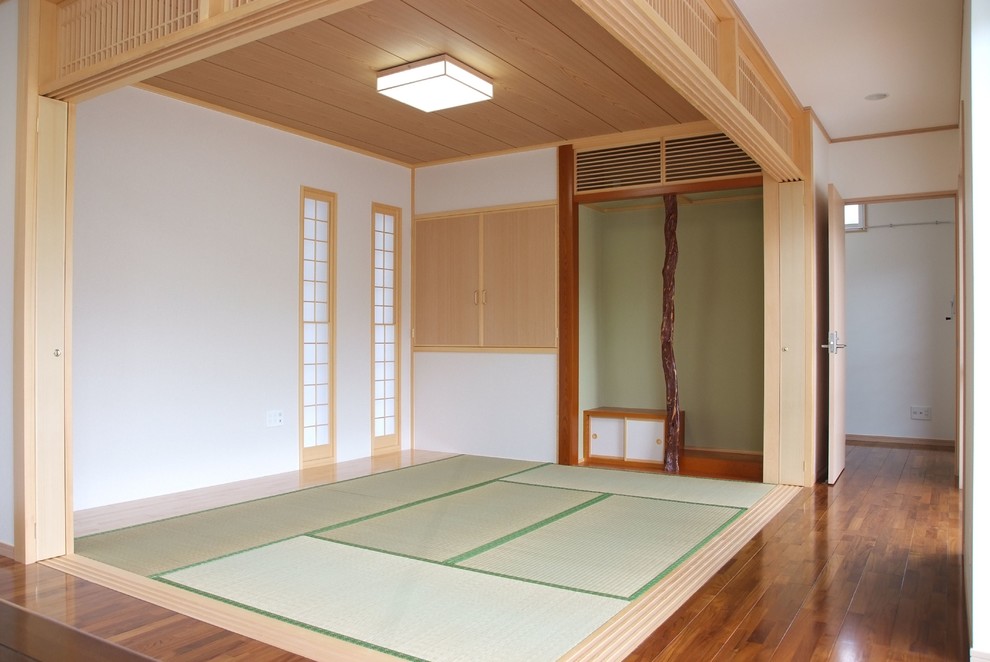 Mittelgroßes, Offenes Asiatisches Wohnzimmer ohne Kamin mit weißer Wandfarbe und braunem Holzboden in Sonstige