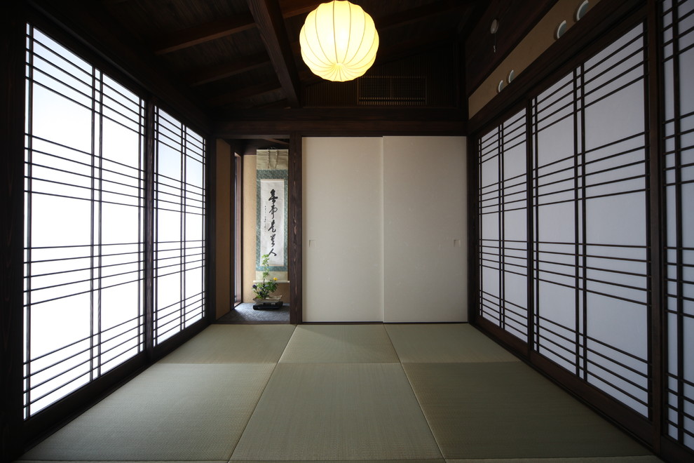 Idée de décoration pour une salle de séjour asiatique de taille moyenne et fermée avec une bibliothèque ou un coin lecture, un mur beige, un sol de tatami, aucun téléviseur et un sol vert.