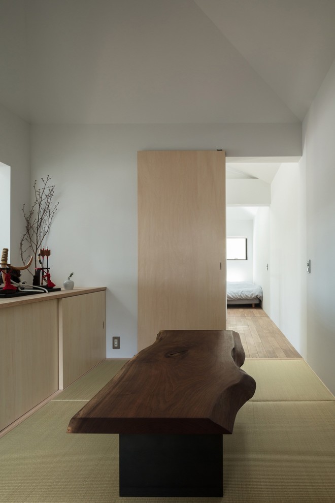 Esempio di un soggiorno etnico di medie dimensioni e aperto con pareti bianche, pavimento in tatami e pavimento verde