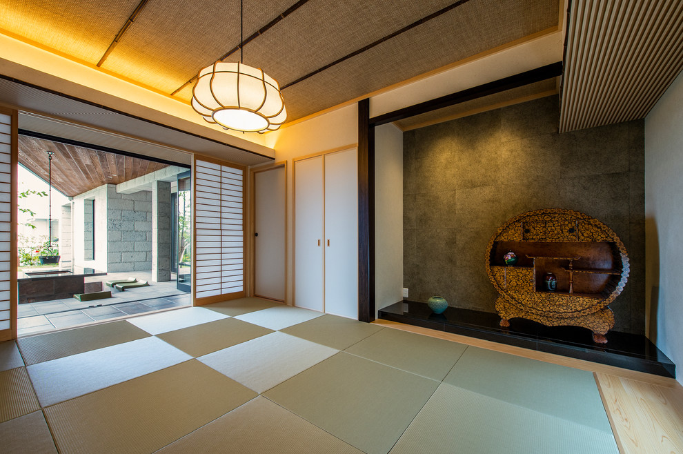 Photo of a world-inspired games room in Other with white walls, tatami flooring and green floors.