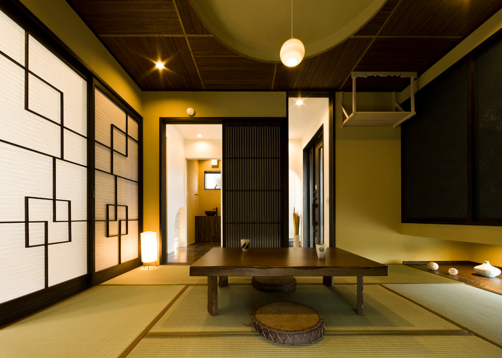 Idee per un soggiorno etnico chiuso con pareti beige, pavimento in tatami e pavimento beige