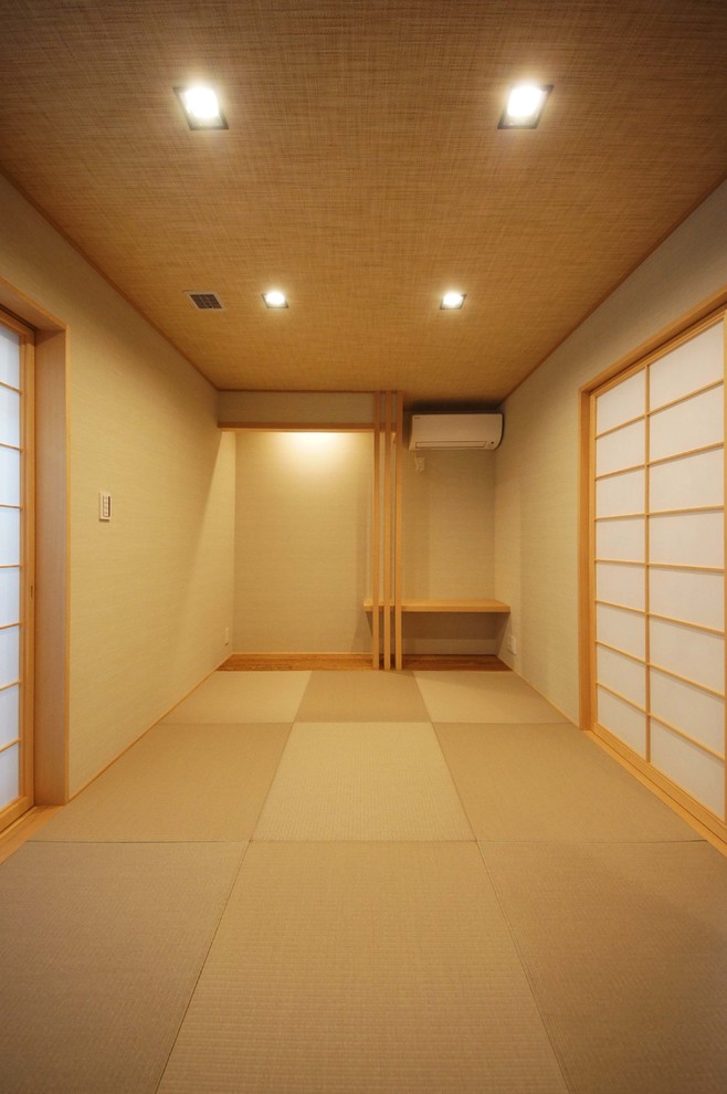 Mittelgroßes, Fernseherloses, Abgetrenntes Asiatisches Wohnzimmer ohne Kamin mit grüner Wandfarbe in Tokio Peripherie