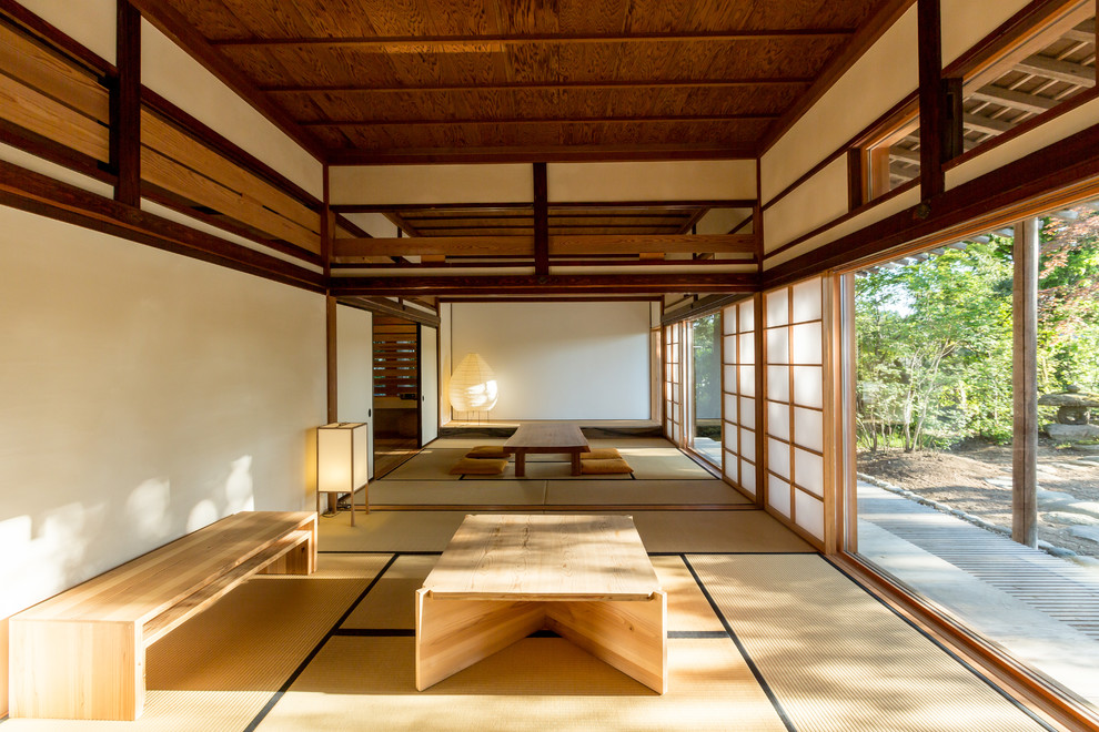 Idee per un soggiorno etnico con pareti bianche, pavimento in tatami e pavimento marrone