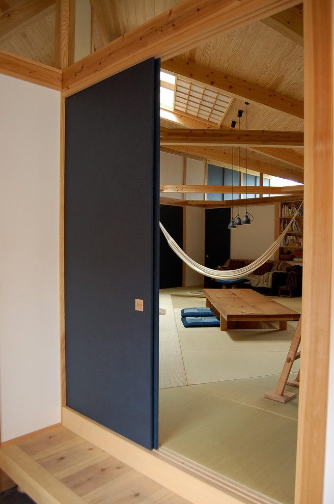 福岡にあるアジアンスタイルのおしゃれなオープンリビング (白い壁、畳、暖炉なし) の写真