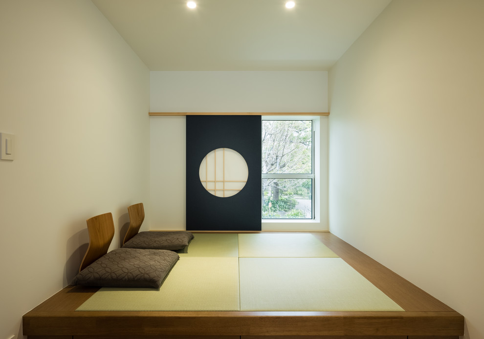 Imagen de sala de estar blanca asiática con paredes blancas, tatami y suelo verde