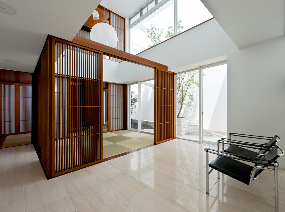 Modelo de sala de estar cerrada asiática de tamaño medio sin chimenea y televisor con paredes blancas