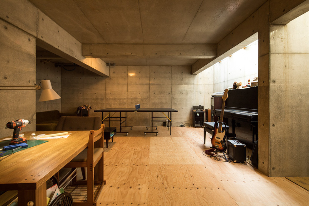 Пример оригинального дизайна: изолированная гостиная комната среднего размера в стиле модернизм с музыкальной комнатой, серыми стенами, полом из фанеры и коричневым полом без камина, телевизора