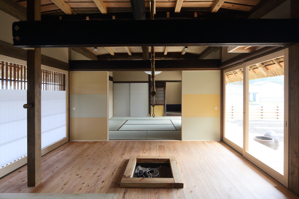 京都にあるアジアンスタイルのおしゃれなファミリールーム (畳) の写真