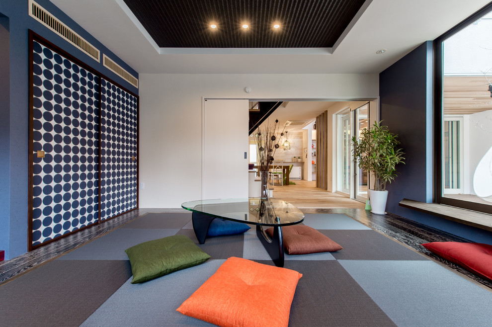 Diseño de sala de estar bohemia con tatami y suelo gris
