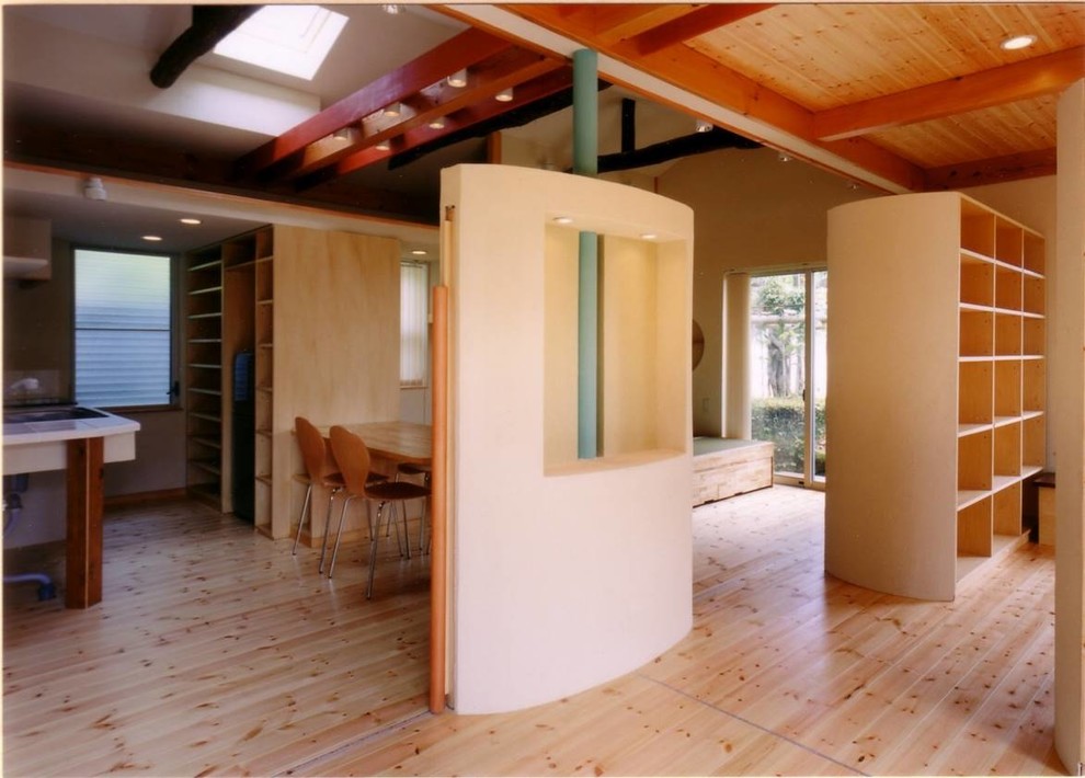 На фото: маленькая открытая гостиная комната в скандинавском стиле с бежевыми стенами, светлым паркетным полом, отдельно стоящим телевизором и бежевым полом для на участке и в саду