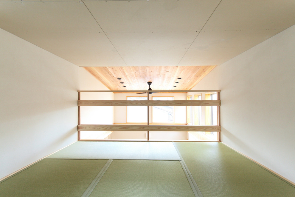 На фото: двухуровневая комната для игр среднего размера в стиле неоклассика (современная классика) с белыми стенами, татами и бежевым полом без камина, телевизора с