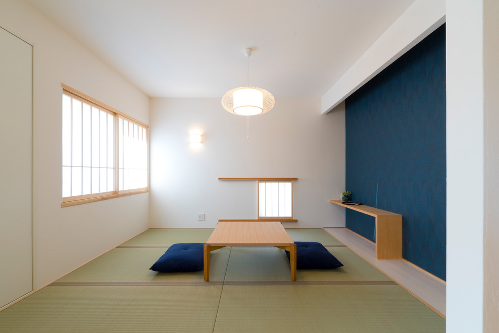 他の地域にあるアジアンスタイルのおしゃれなファミリールーム (青い壁、畳、緑の床) の写真