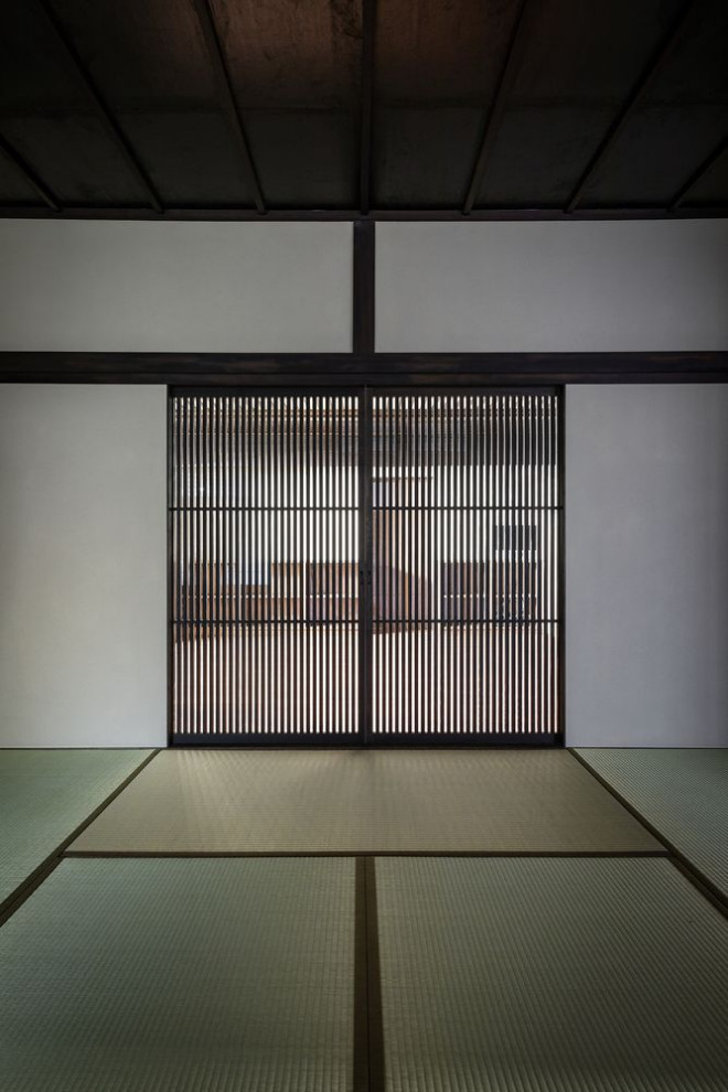 Ispirazione per un grande soggiorno tradizionale con pareti bianche, pavimento in tatami e pavimento blu
