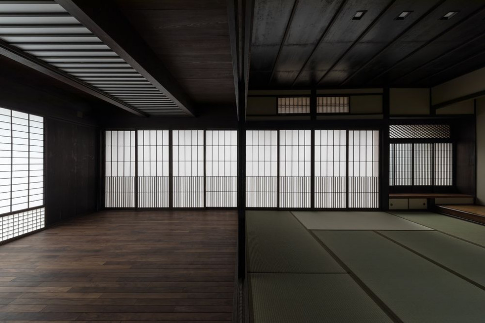 Foto de sala de estar abierta clásica grande con paredes blancas, suelo de madera oscura, suelo marrón y madera