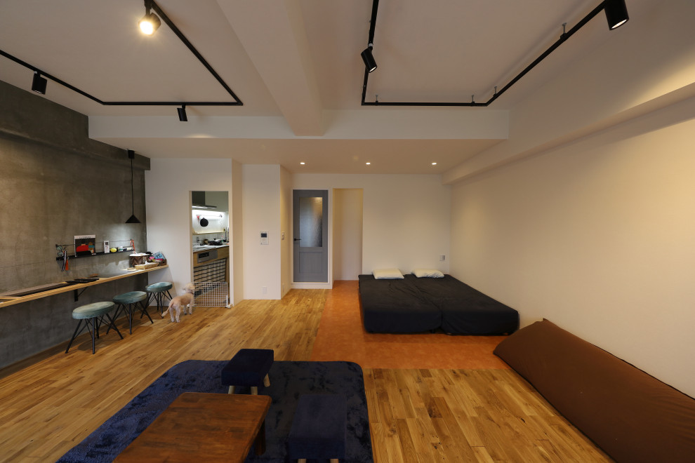 Nordisches Wohnzimmer mit grauer Wandfarbe und braunem Holzboden in Osaka