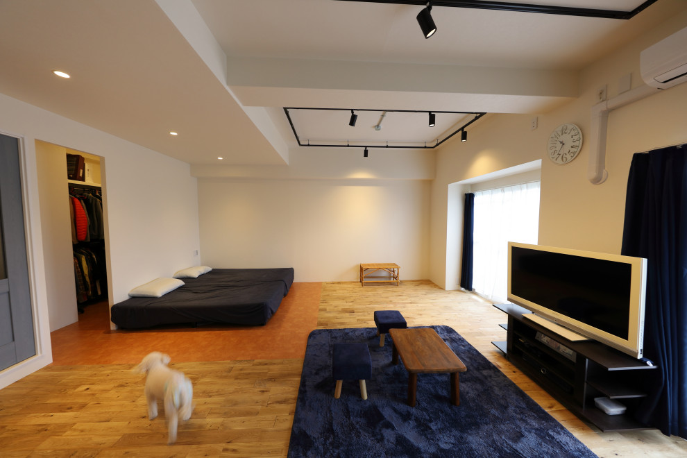 Nordisches Wohnzimmer mit grauer Wandfarbe und braunem Holzboden in Osaka