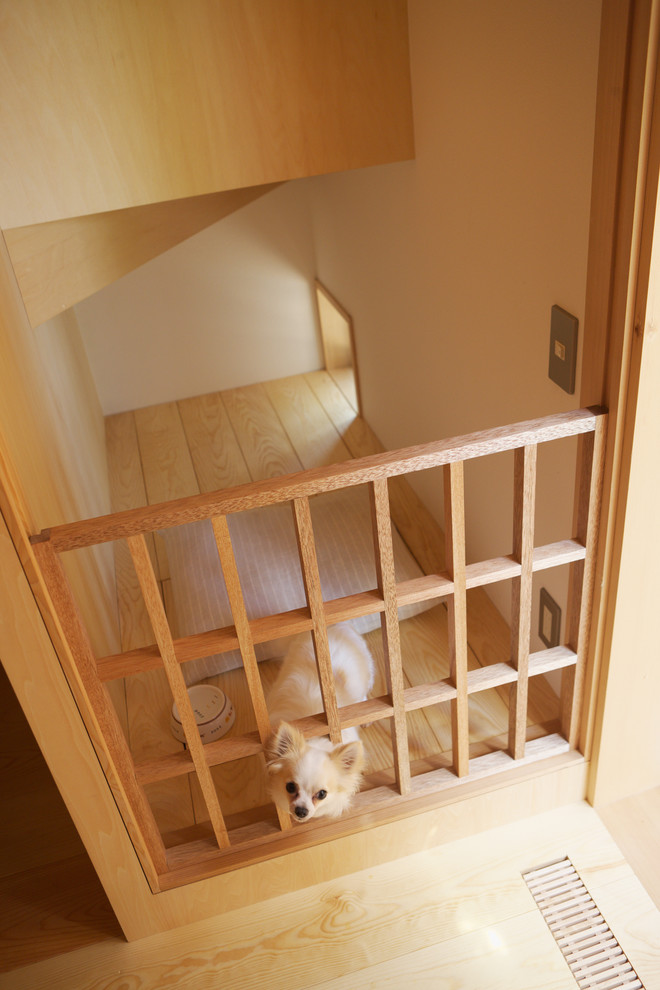 Diseño de sala de estar de estilo zen pequeña sin televisor con paredes blancas y suelo de madera clara