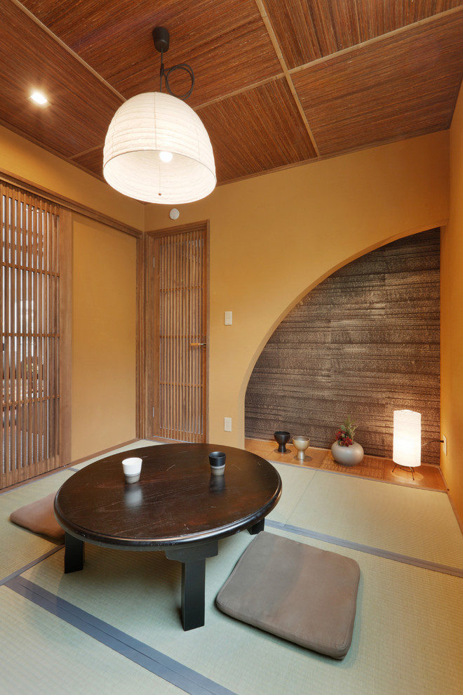 Photo of an enclosed games room in Other with beige walls, tatami flooring and green floors.