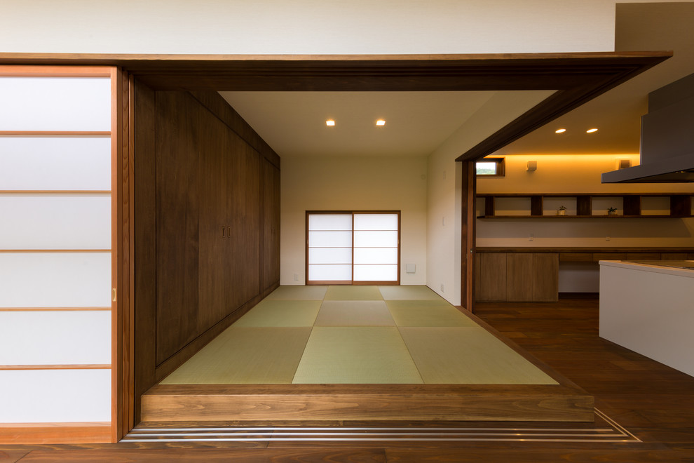 Asiatisches Wohnzimmer mit weißer Wandfarbe und grünem Boden in Sonstige