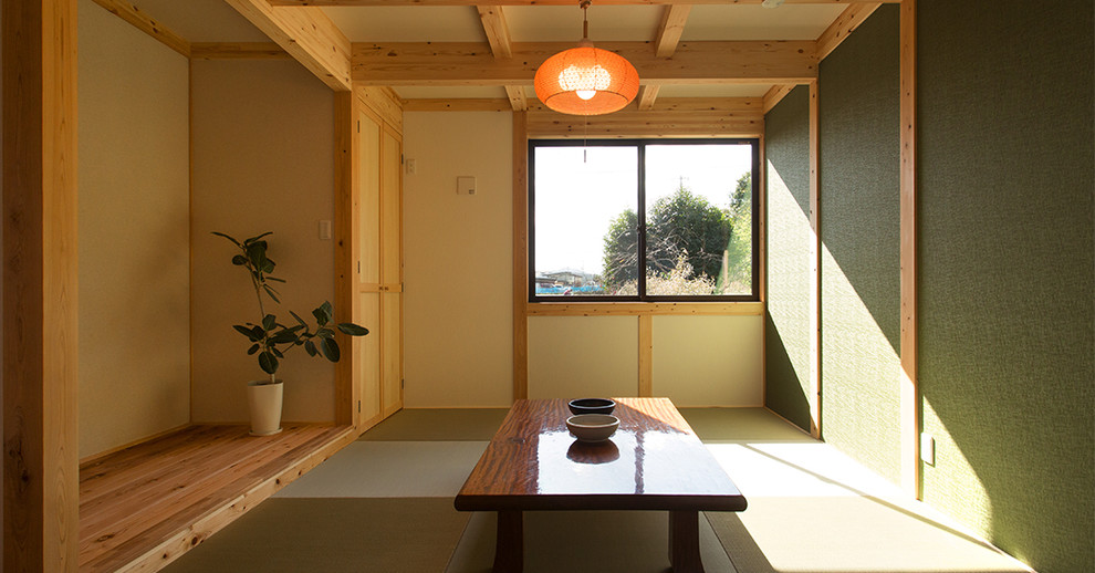 Свежая идея для дизайна: столовая в восточном стиле с разноцветными стенами, татами и зеленым полом - отличное фото интерьера