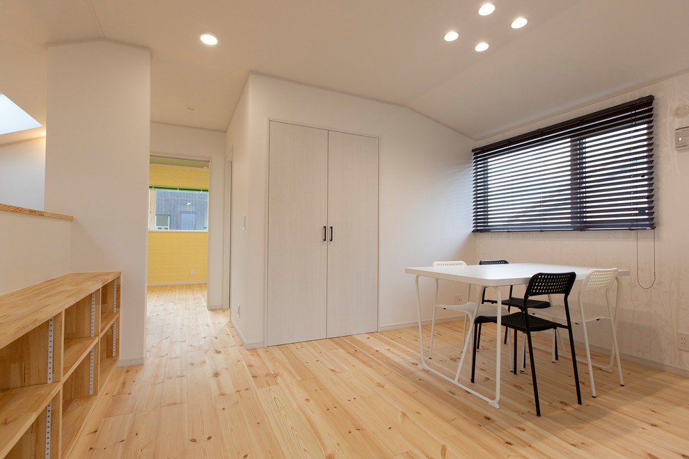 Offenes Skandinavisches Wohnzimmer mit weißer Wandfarbe und hellem Holzboden in Sonstige