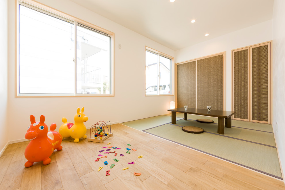 Offenes Modernes Wohnzimmer mit weißer Wandfarbe, hellem Holzboden und beigem Boden in Sonstige