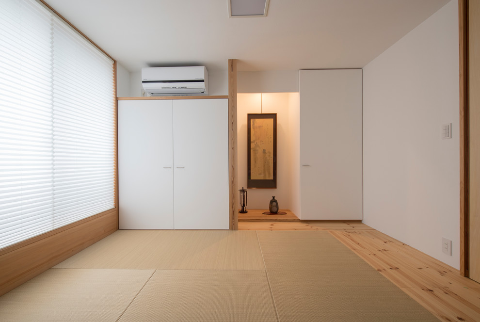 Modelo de sala de estar asiática con paredes blancas, tatami y suelo verde