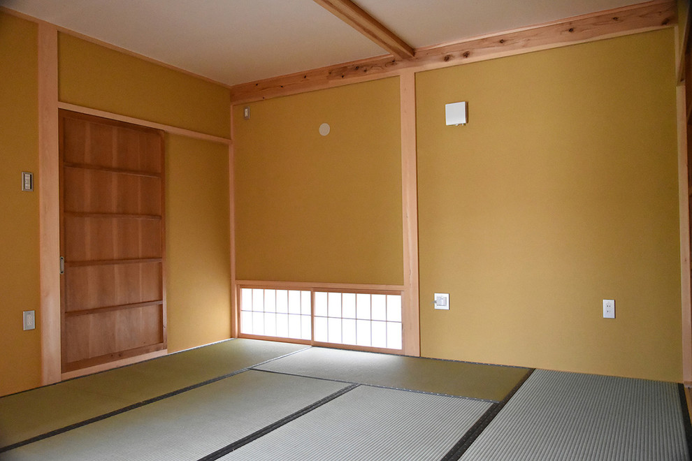 Réalisation d'une salle de séjour asiatique avec un sol de tatami.