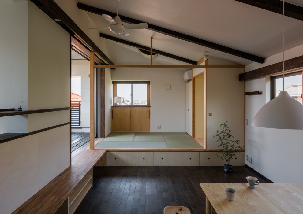横浜にある和モダンなおしゃれなファミリールーム (濃色無垢フローリング、黒い床、白い天井) の写真