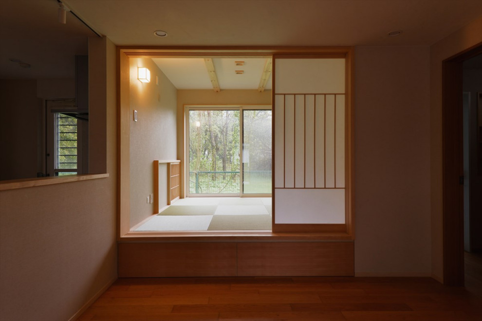 Идея дизайна: гостиная комната в стиле модернизм с татами и балками на потолке