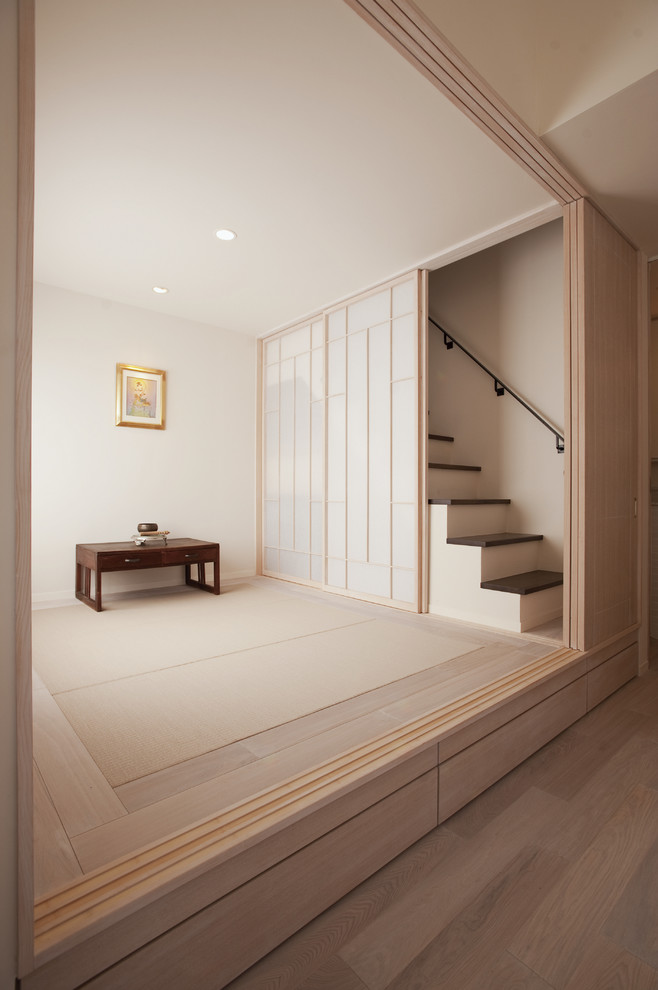 Idee per un soggiorno etnico con pareti bianche e pavimento in tatami
