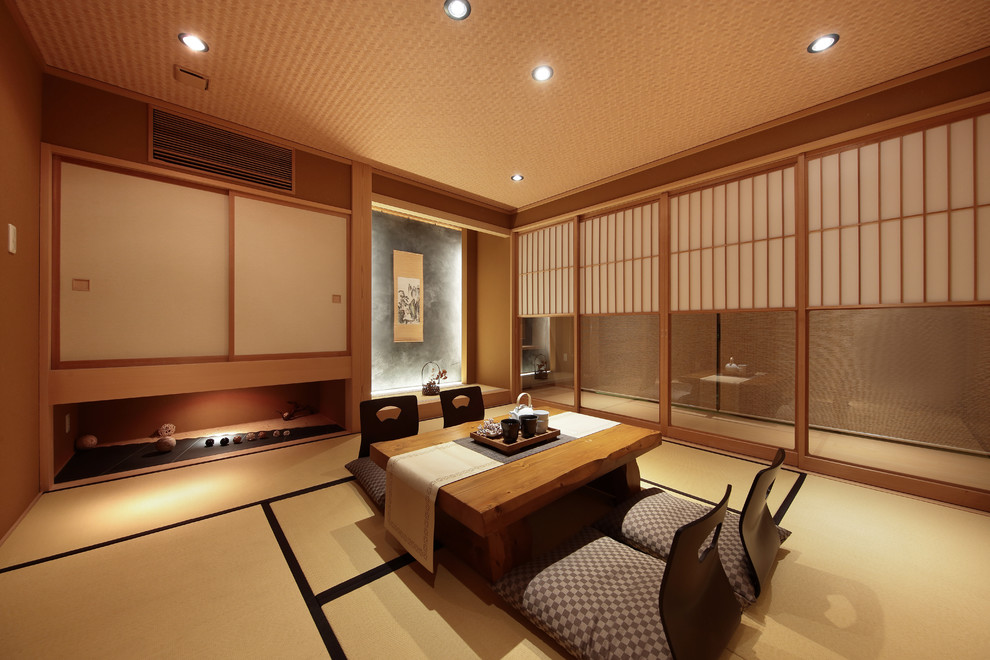 Exemple d'une salle de séjour asiatique avec un mur marron, un sol de tatami et un sol marron.