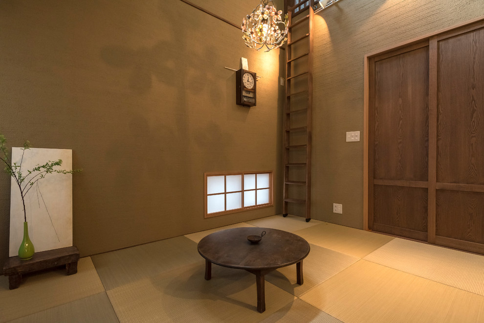 Foto di un soggiorno etnico con pareti marroni, pavimento in tatami e pavimento marrone