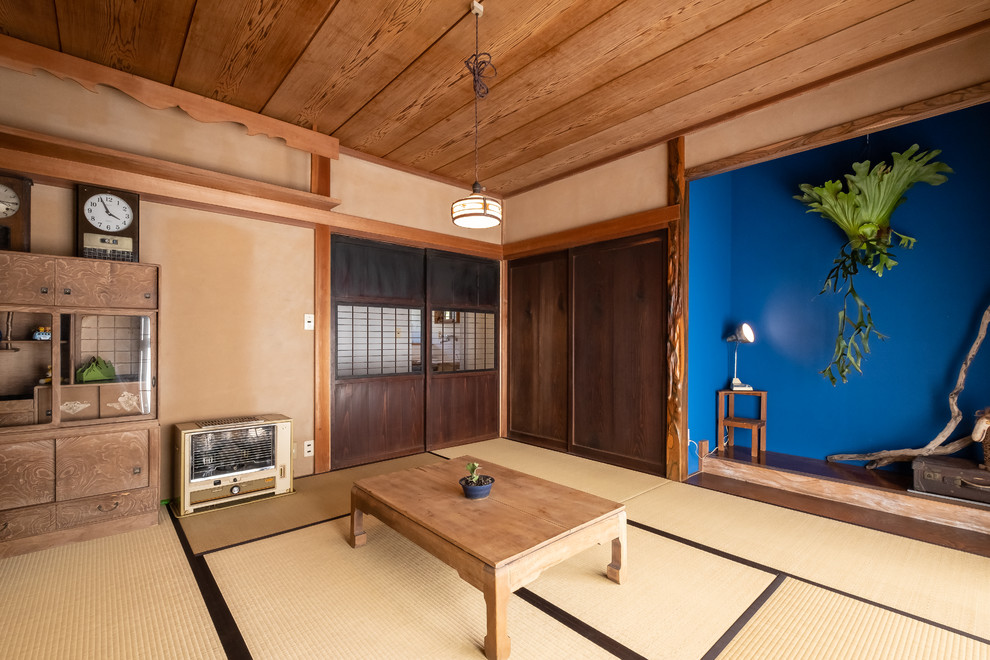 Cette photo montre une salle de séjour asiatique avec un mur marron, un sol de tatami et un sol marron.