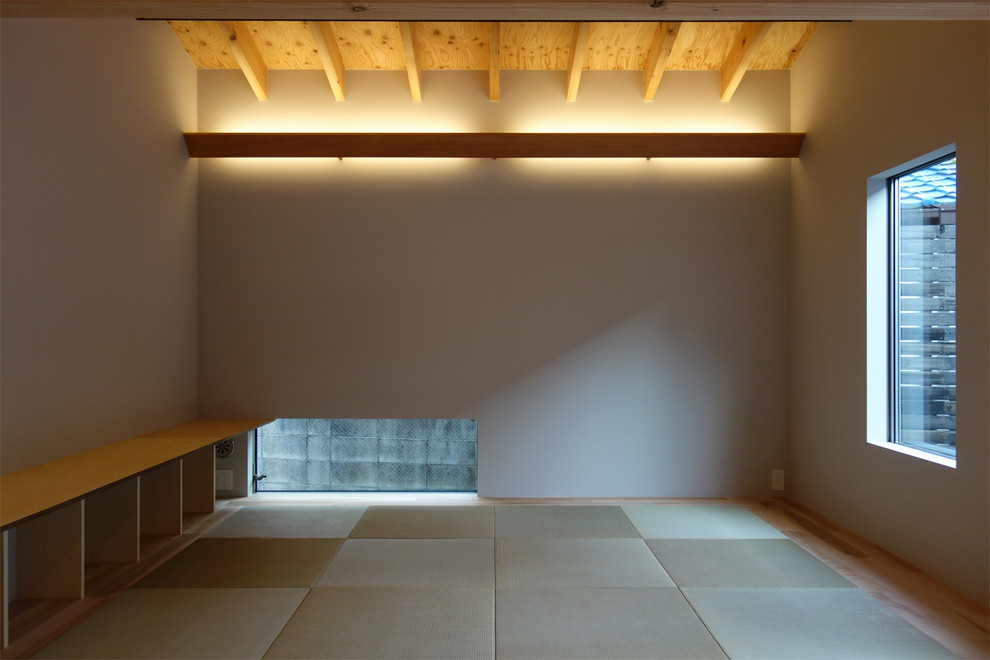 Modelo de sala de estar con rincón musical abierta moderna con paredes grises, tatami y televisor independiente