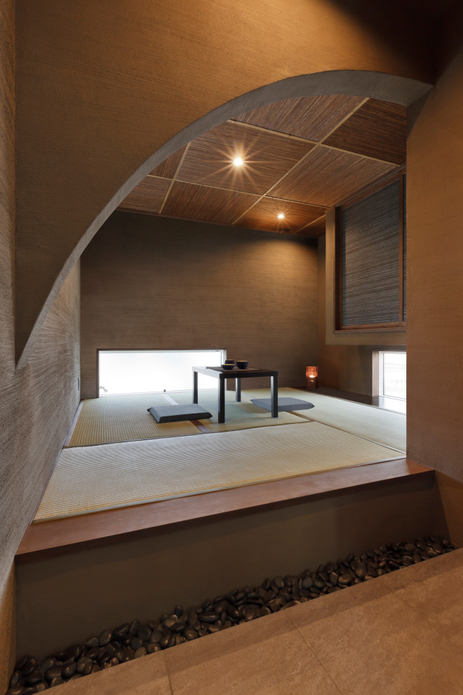 Abgetrenntes Asiatisches Wohnzimmer mit brauner Wandfarbe, Tatami-Boden und beigem Boden in Sonstige
