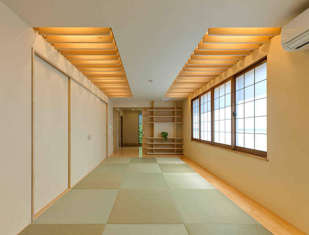 Стильный дизайн: гостиная комната в восточном стиле с бежевыми стенами, татами и зеленым полом - последний тренд
