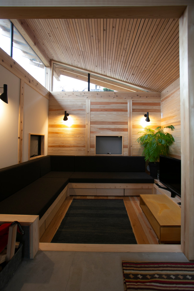 Kleines, Abgetrenntes Modernes Musikzimmer mit brauner Wandfarbe, braunem Holzboden, Kaminofen, gefliester Kaminumrandung, TV-Wand und braunem Boden in Tokio Peripherie