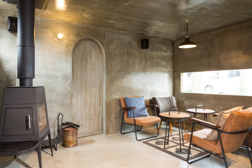 Idee per un soggiorno stile rurale con pareti grigie, stufa a legna e pavimento grigio
