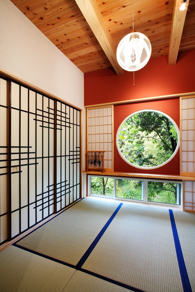Cette image montre une petite salle de séjour asiatique avec un sol de tatami et un sol vert.