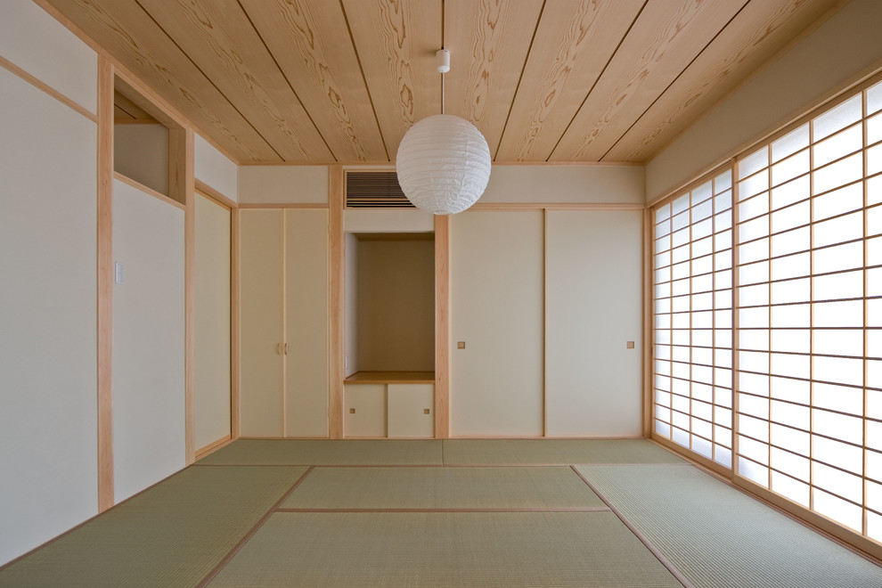 Idee per un soggiorno etnico con pareti beige, pavimento in tatami e pavimento verde