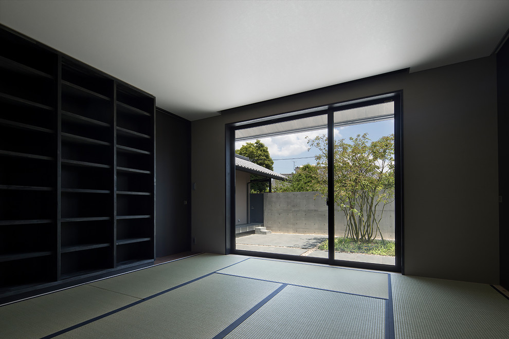 Idéer för ett litet asiatiskt avskilt allrum, med ett bibliotek, bruna väggar, tatamigolv och grått golv