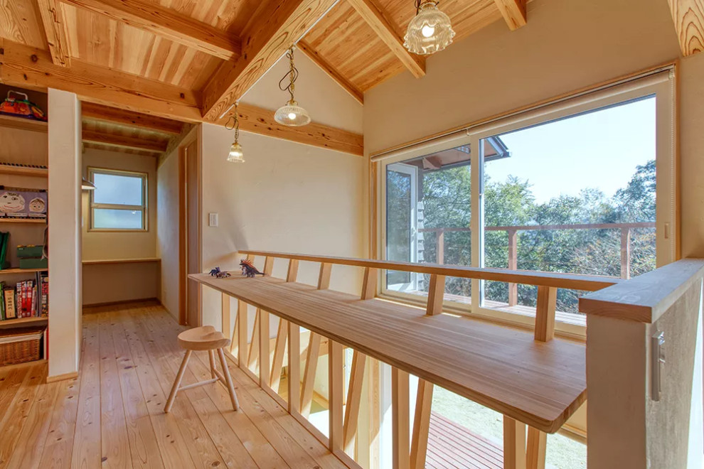 Modelo de sala de estar minimalista con paredes blancas, suelo de madera clara, suelo beige y madera