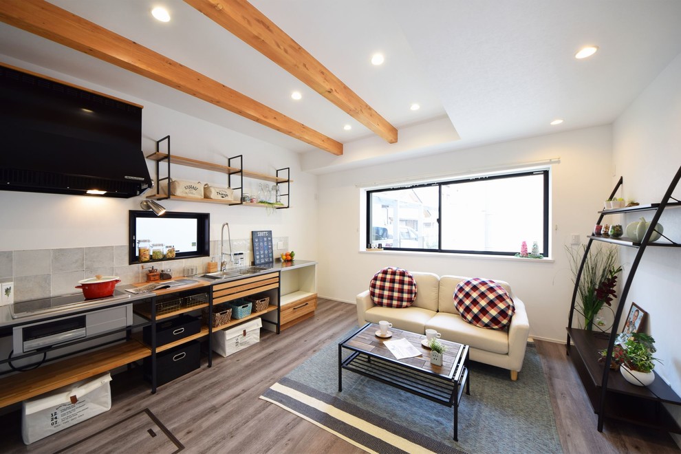 Foto de sala de estar abierta urbana pequeña con paredes blancas y suelo gris